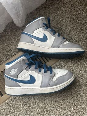 Nike Air Jordan Kids High-Top Sneakers size 5.5